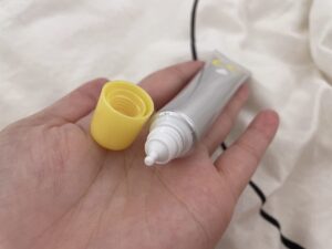 Melano CC 維他命C亮白精華實測_管口_找Cha研究室