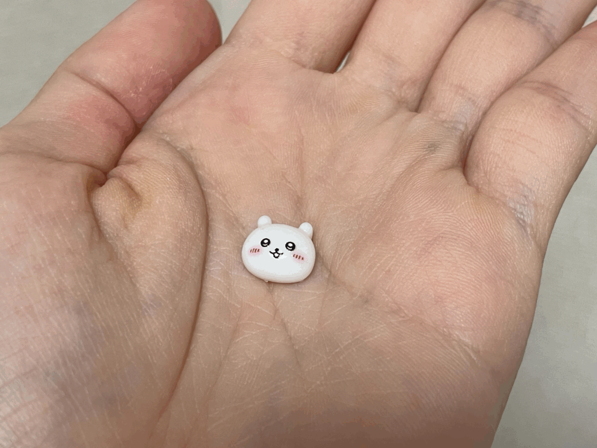 掉落的耳穴貼飾