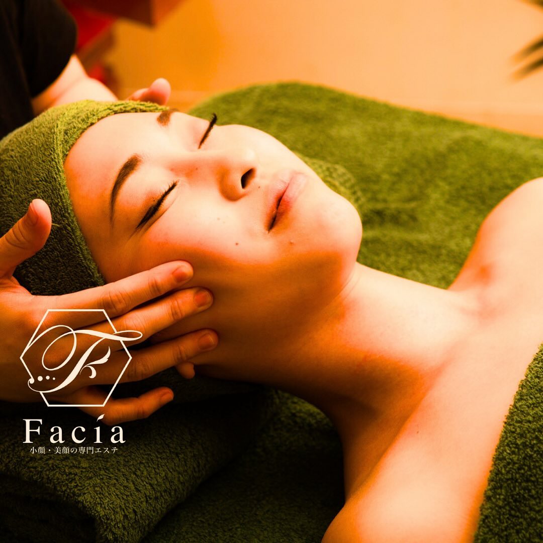 Facia 獨家研發「小臉按摩技術」