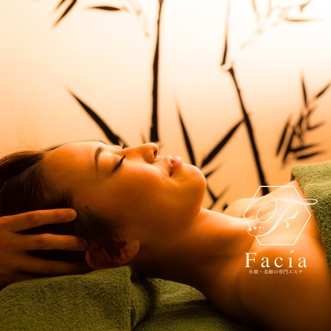 Facia 獨家研發「小臉按摩技術」